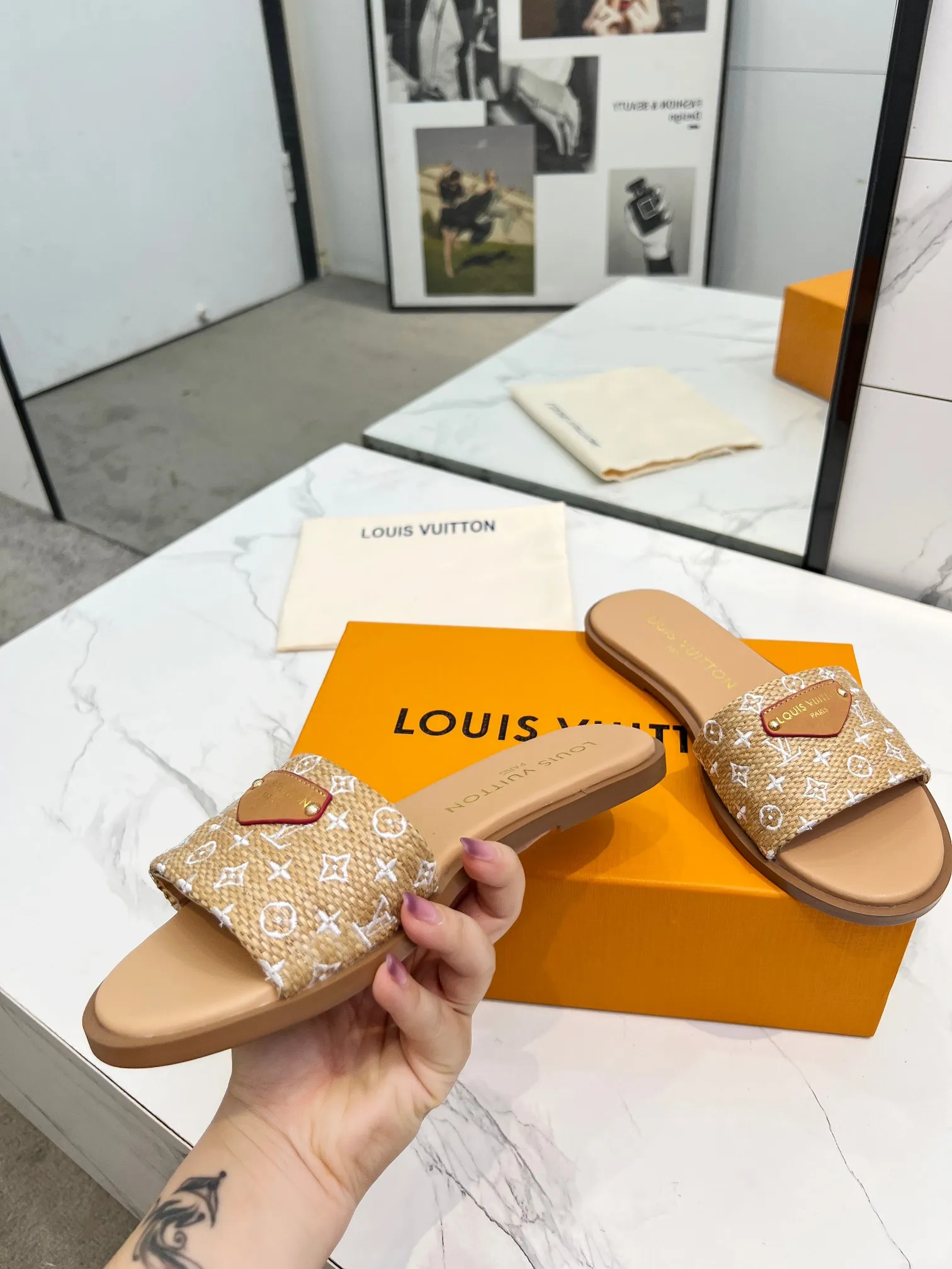 👟👟Ex-factory price 320👟👟 Genuine leather sole +40 Louis Vuitton, 1:1 advanced customization upper, fabric: customized LV special fabric, lining: sheepskin, original molding hardware, code number: 35-42, order with pictures, welcome to send pictures to place an order,